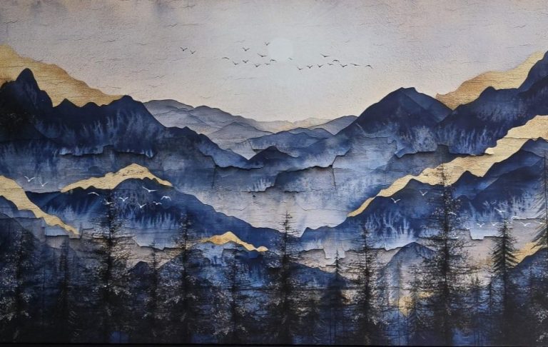 Dramatische Berglandschaft in Blau- und Goldtönen mit düsteren Bäumen im Vordergrund.