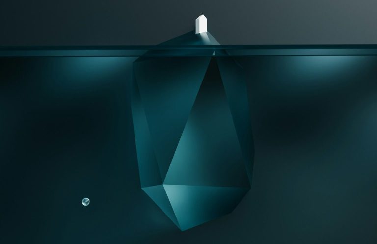 Wie gelingt Kulturwandel? Dunkle, facettenreiche geometrische Form schwebt über einer glatten Oberfläche.
