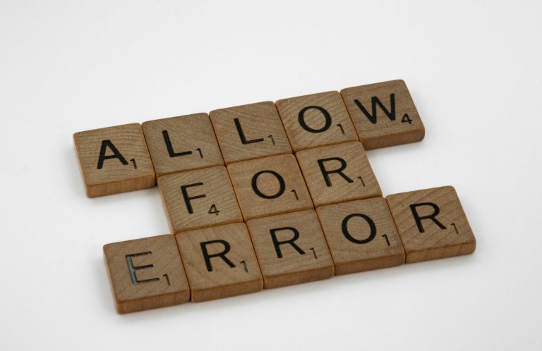 Das richtige Klima für Innovation Scrabble-Buchstaben bilden den Satz "ALLOW FOR ERROR".